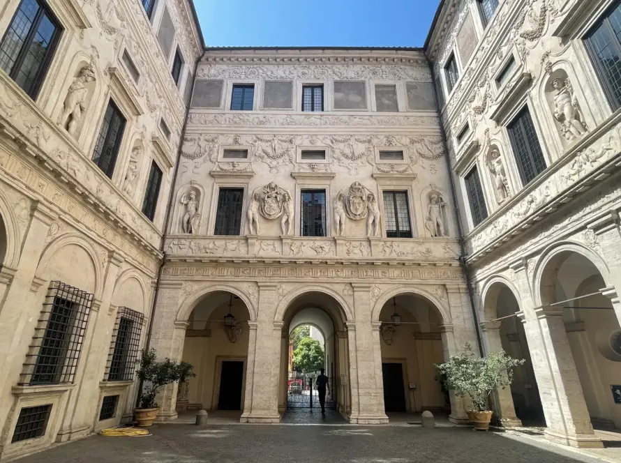 Cortile di Palazzo Spada a Roma: la facciata cinquecentesca con stucchi, statue e stemmi